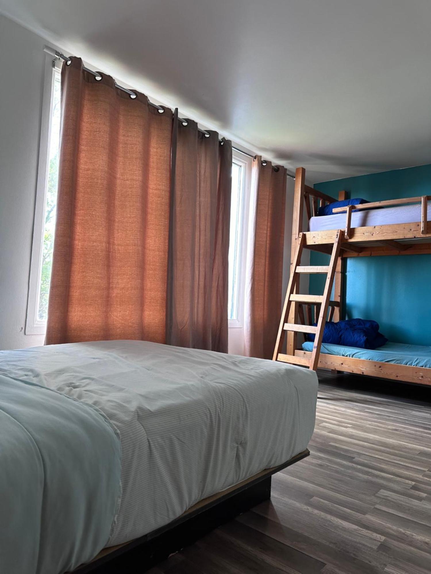Le Carabobo Auberge Forillon Gaspé Екстериор снимка